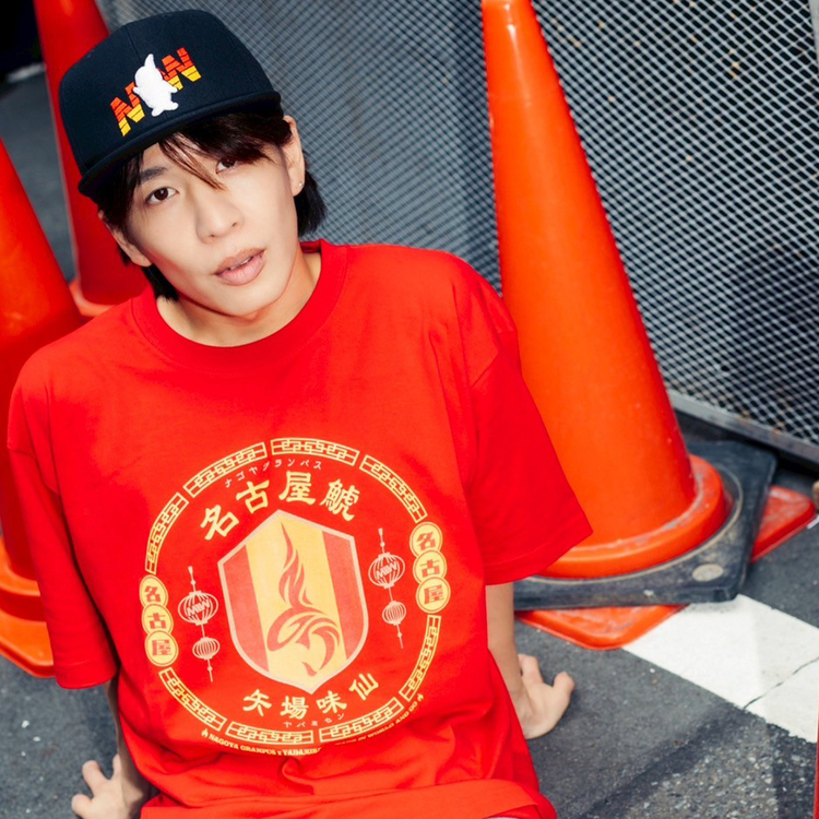 2025名古屋グランパス×矢場味仙×MIW コラボ エンブレム半袖Tシャツ(レッド)