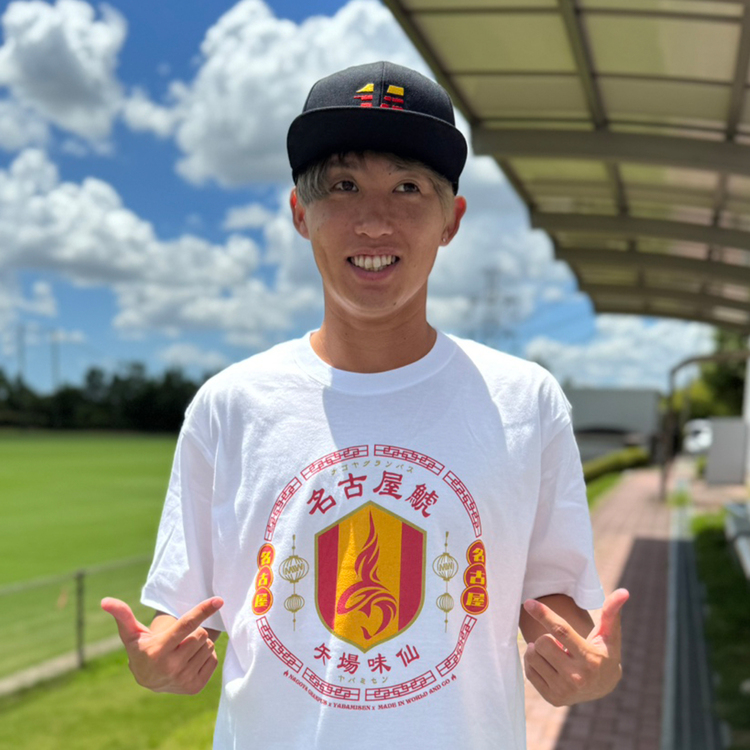 2025名古屋グランパス×矢場味仙×MIW コラボ エンブレム半袖Tシャツ(ホワイト)